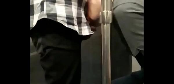  Jovencito mamando verga en el metro